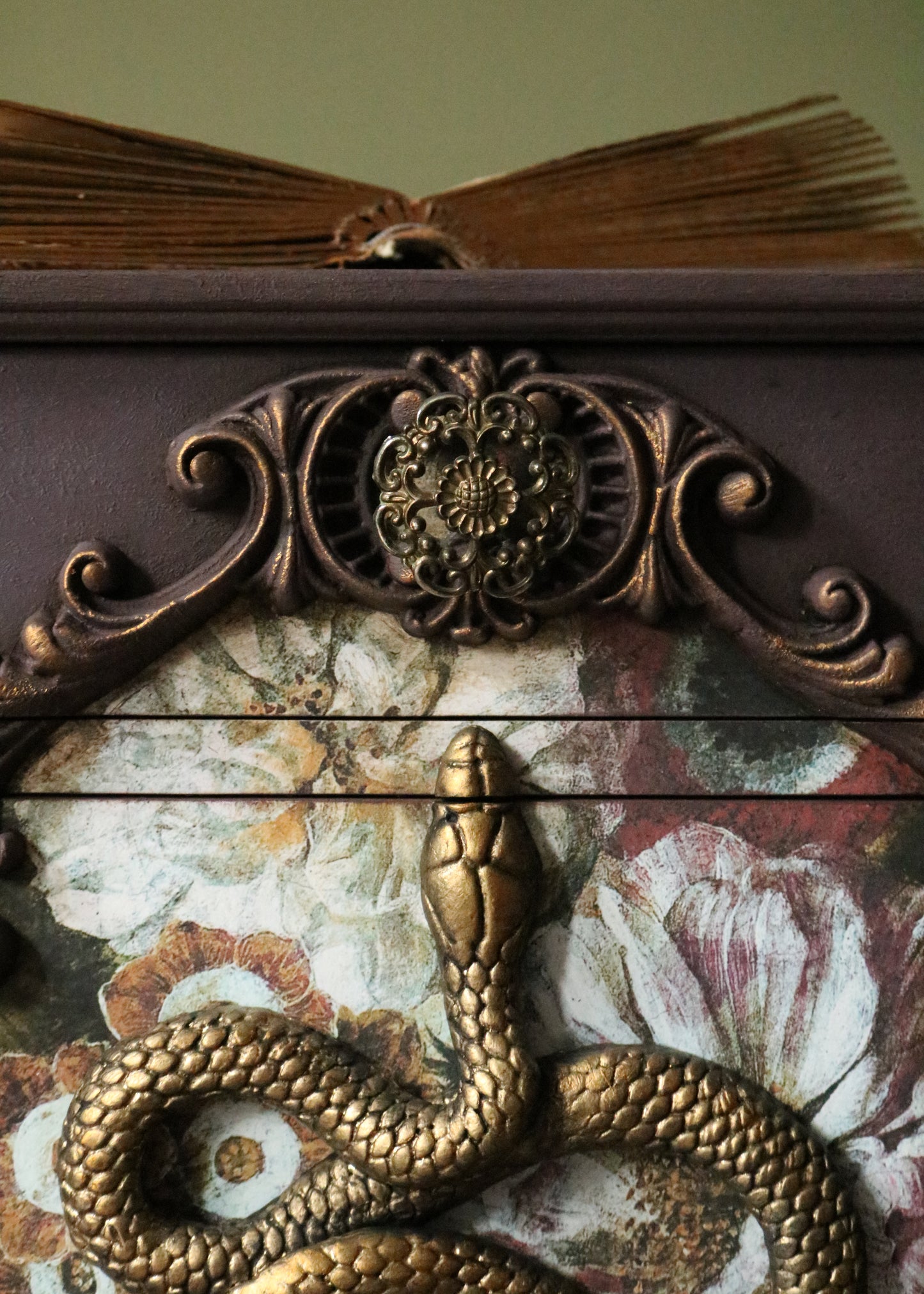 Gardens of Serpentina: Mauve Cabinet