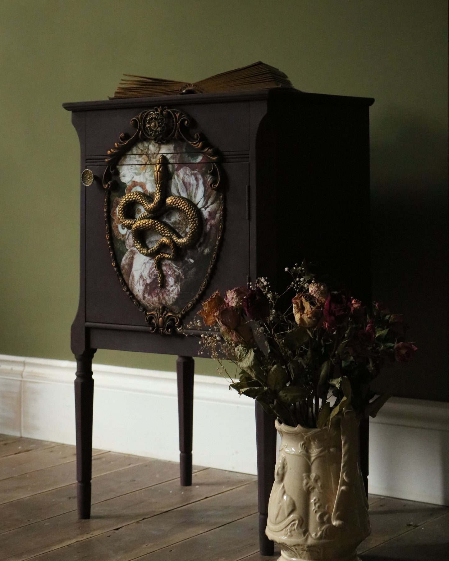 Gardens of Serpentina: Mauve Cabinet