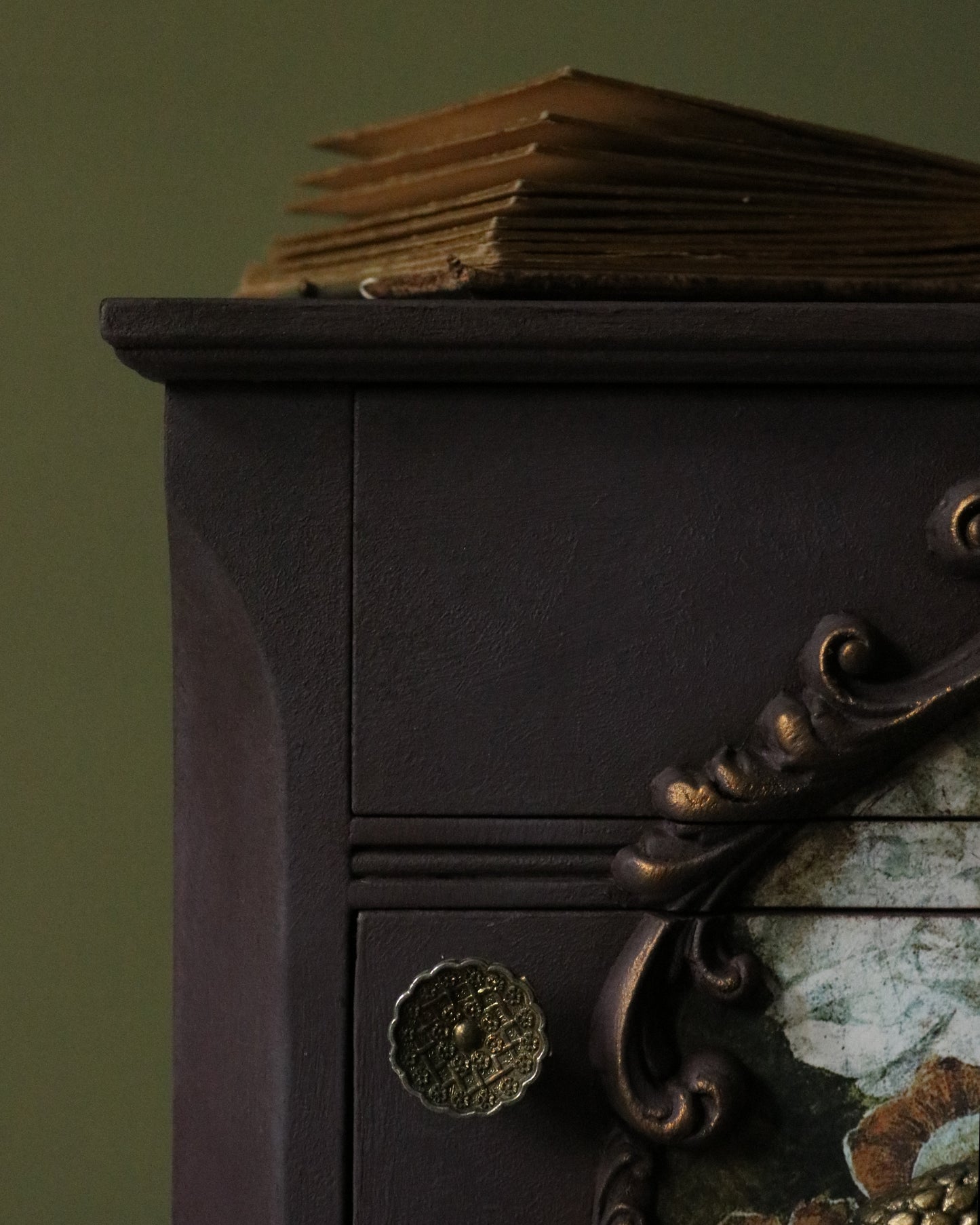 Gardens of Serpentina: Mauve Cabinet